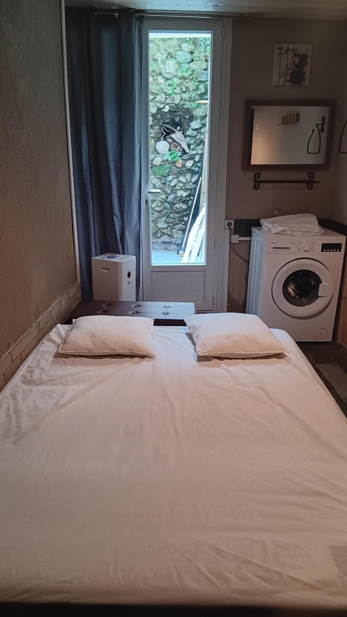 Appartement Pour 4 Personnes Dans Une Rue Tres Calme Saint-Laurent-le-Minier Buitenkant foto